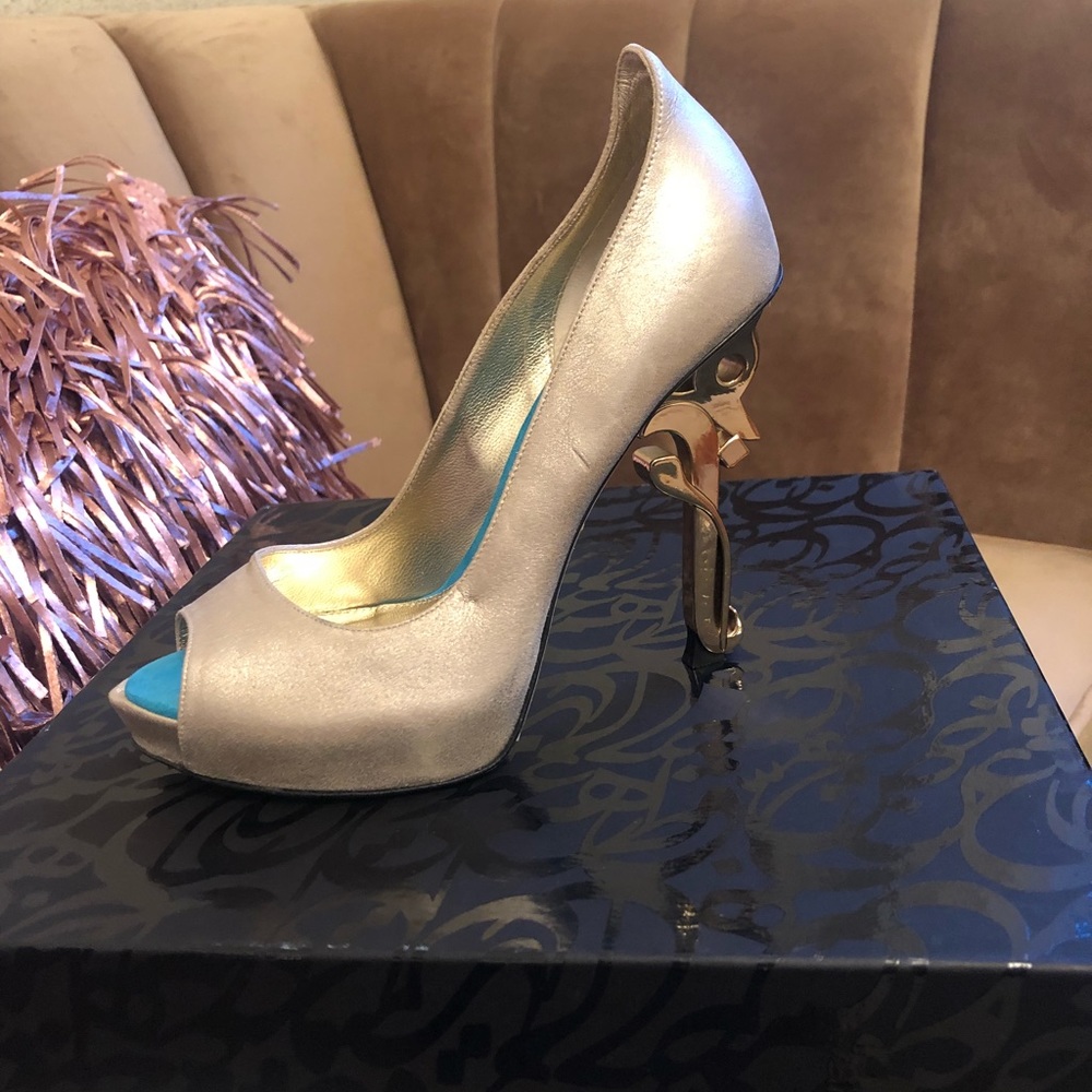 Aennis Eunis Calligraphy Gold Pumps - Picture 5 of 7